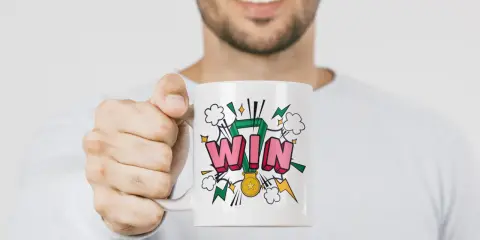 Taza blanca con diseño "WIN" y medalla, ideal para aprender como hacer tazas personalizadas y celebrar victorias.