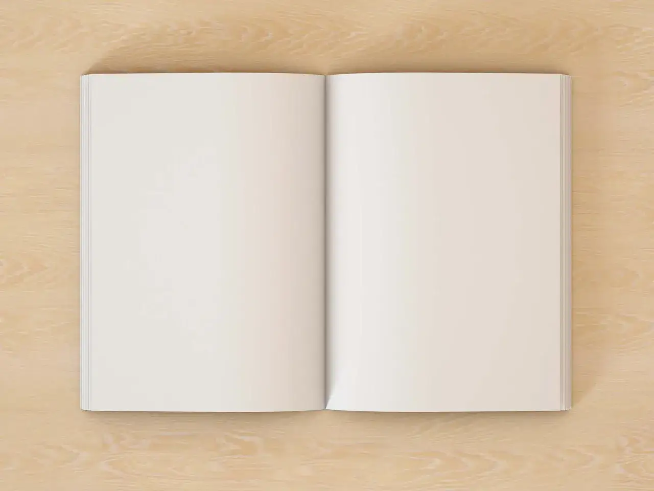 Un diptico mockup abierto sobre una superficie de madera clara, listo para ser diseñado.