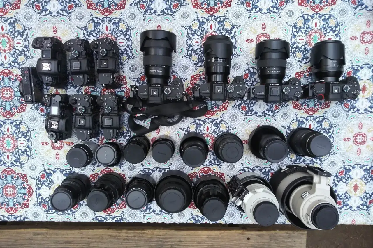 Varias cámaras y lentes, cada uno con su objetivo de una cámara listo para capturar el mundo.