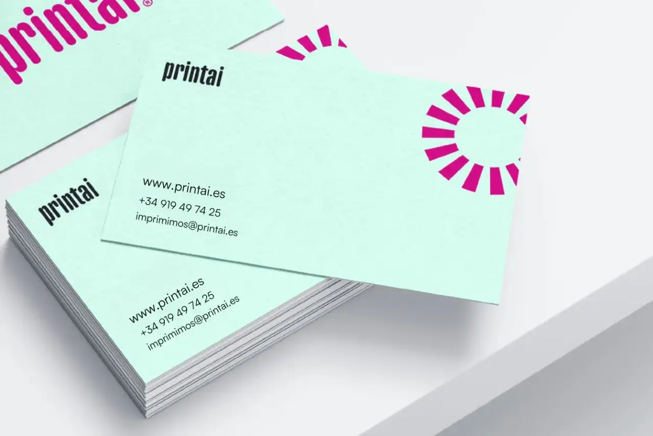 Tarjetas de visita con dise&ntilde;o moderno y minimalista. El dise&ntilde;o de tarjetas personales incluye el logo 