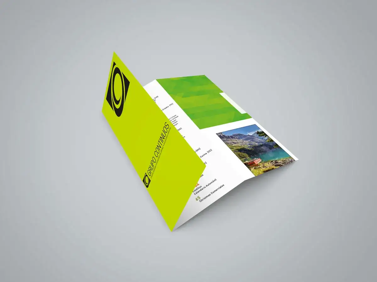 Tríptico abierto con diseño verde brillante y logo de