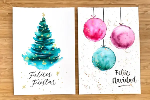 Dos postales navideñas: un árbol verde con adornos dorados y "Felices Fiestas", y tres esferas rosas y turquesas con "Feliz Navidad". ¡Una postal navidad facil y hermosa!