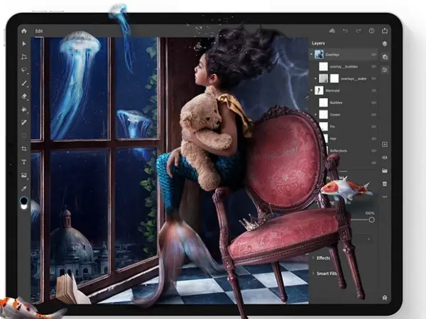 Niña sirena abraza oso de peluche en un sillón, con medusas y un paisaje urbano a través de la ventana. Edición en **Photoshop** en **iPad**.